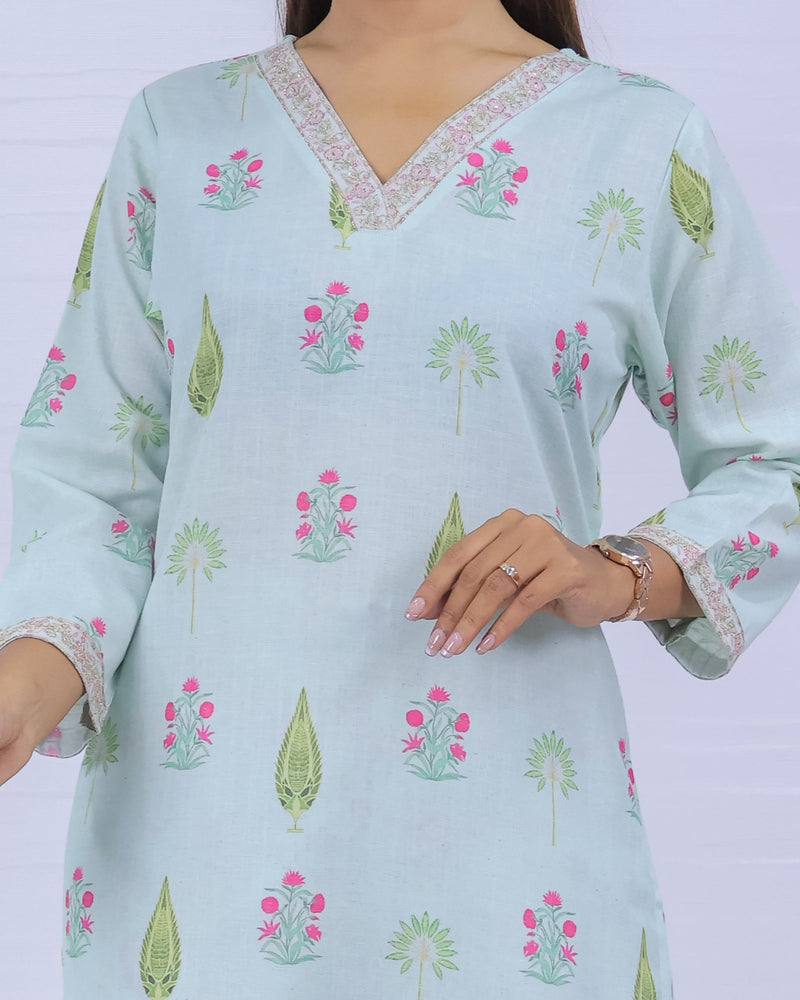 Women Sky Floral Printed Kurta With Pant