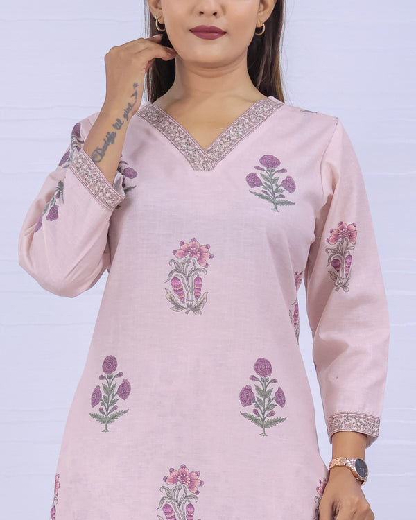 Women Pink Floral Printed Kurta With Pant